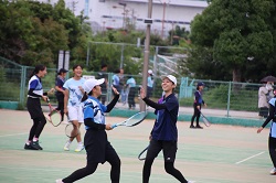 ４